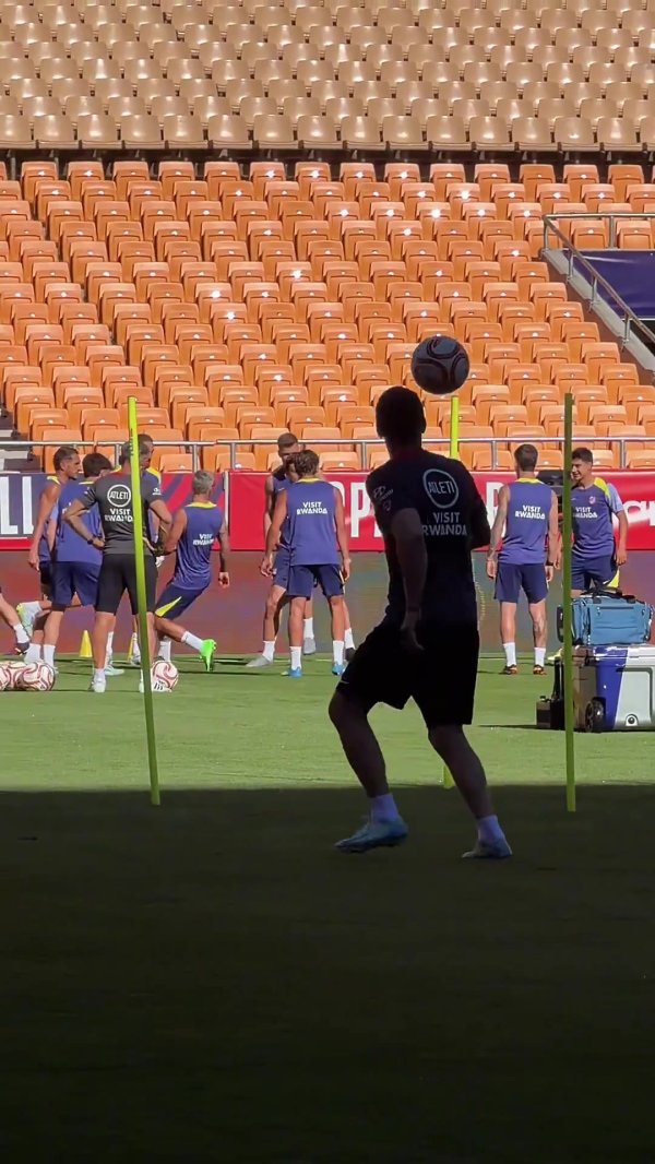 靠谱的配资平台有哪些 宝刀不老！西蒙尼国王杯赛前训练颠球秀脚法